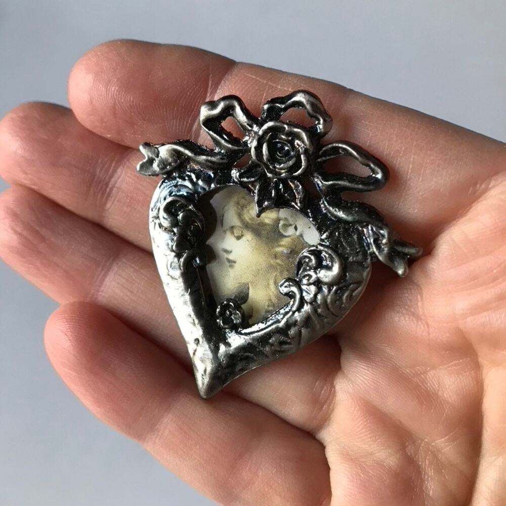 Victorian style heart pewter tone photo / portrait holder pin - Picture 7 of 9